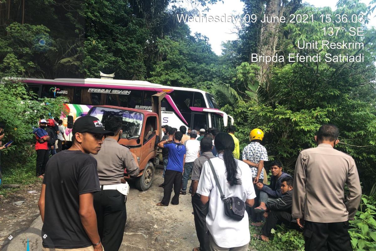 Bus Pariwisata "Gracias" dari Bandung kembali tersangkut di Kelok 44 Agam