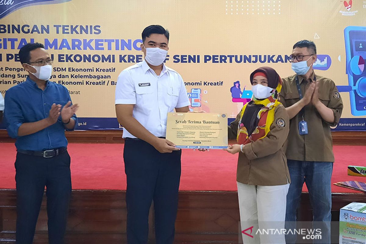 Kemenparekraf dorong seniman di Pariaman terus kembangkan tari daerah