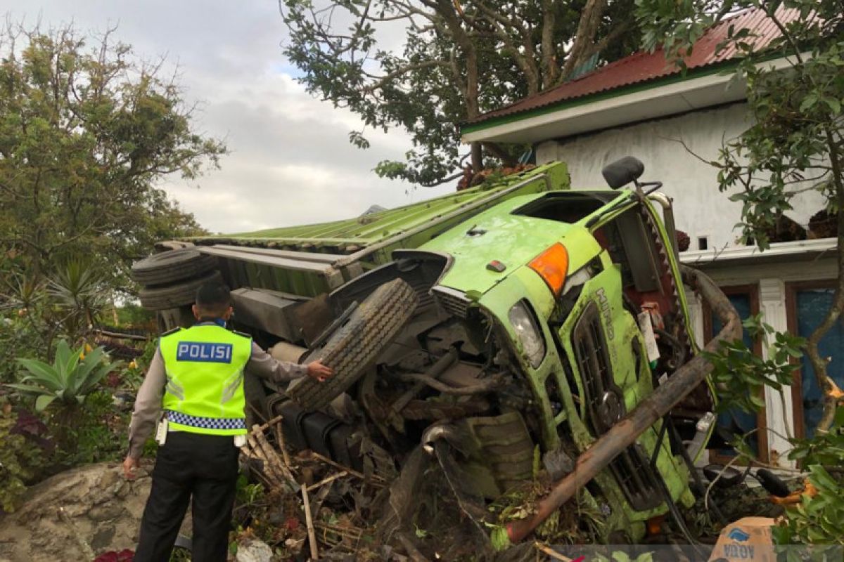 Di jalan menurun, truk bawa sawit remnya blong lalu hantam dua rumah, seorang luka ringan