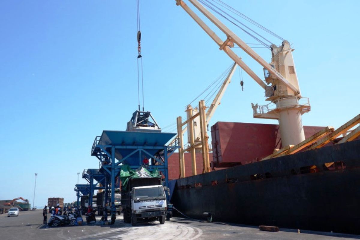 MV Gladiator sandar, PBM DABN tangani bongkar muat di Pelabuhan Probolinggo