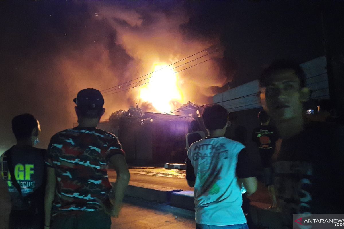 Toko bahan bangunan di  Cangkudu Tangerang terbakar