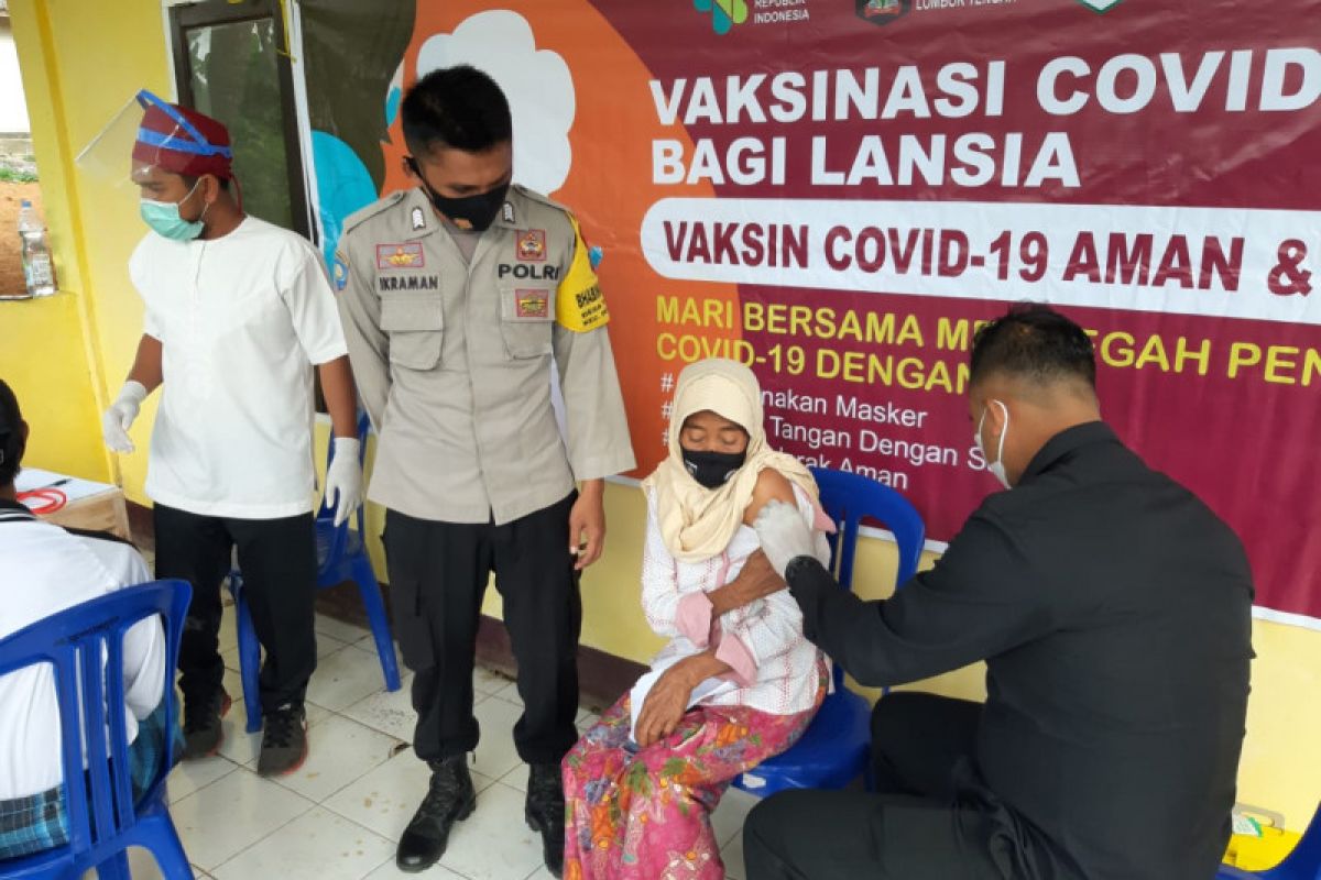 Polres Loteng gelar vaksinasi COVID-19 bagi lansia di Kecamatan Pringgarata