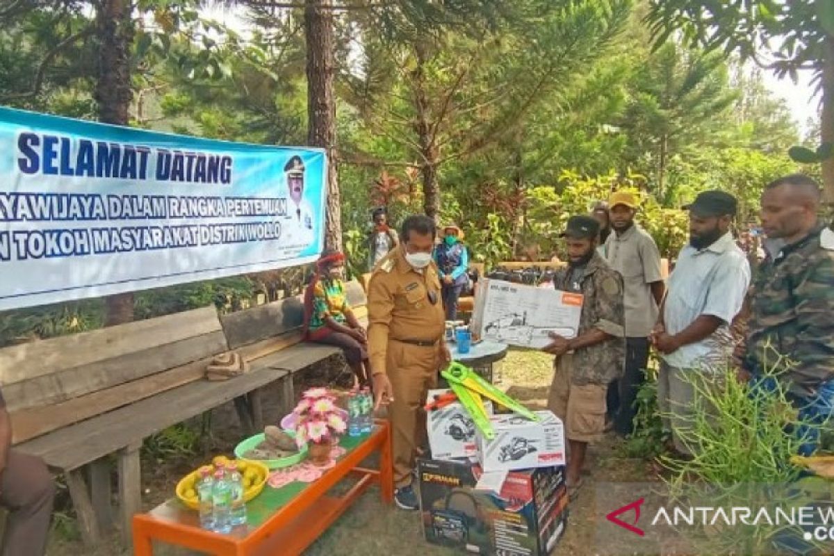 Bupati Jayawijaya dukung pemuda Wollo bangun rumah warga