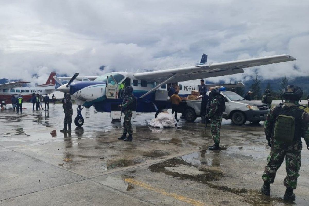 TNI/Polri disiagakan amankan Bandara Aminggaru Ilaga