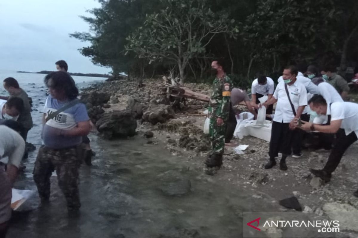 Lanal Banten serahkan barang bukti baby lobster ke BKIPM Banten untuk di lepaskan