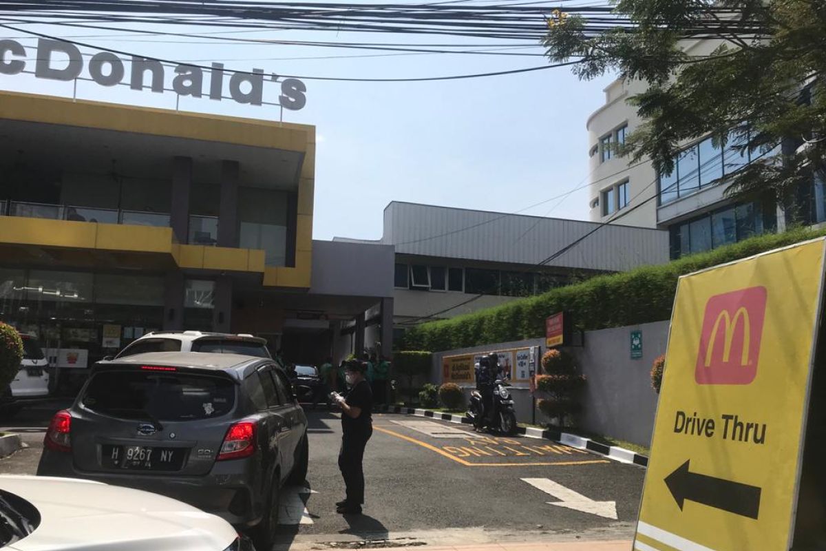 Satpol PP Semarang tutup sejumlah resto McDonald's karena kerumunan