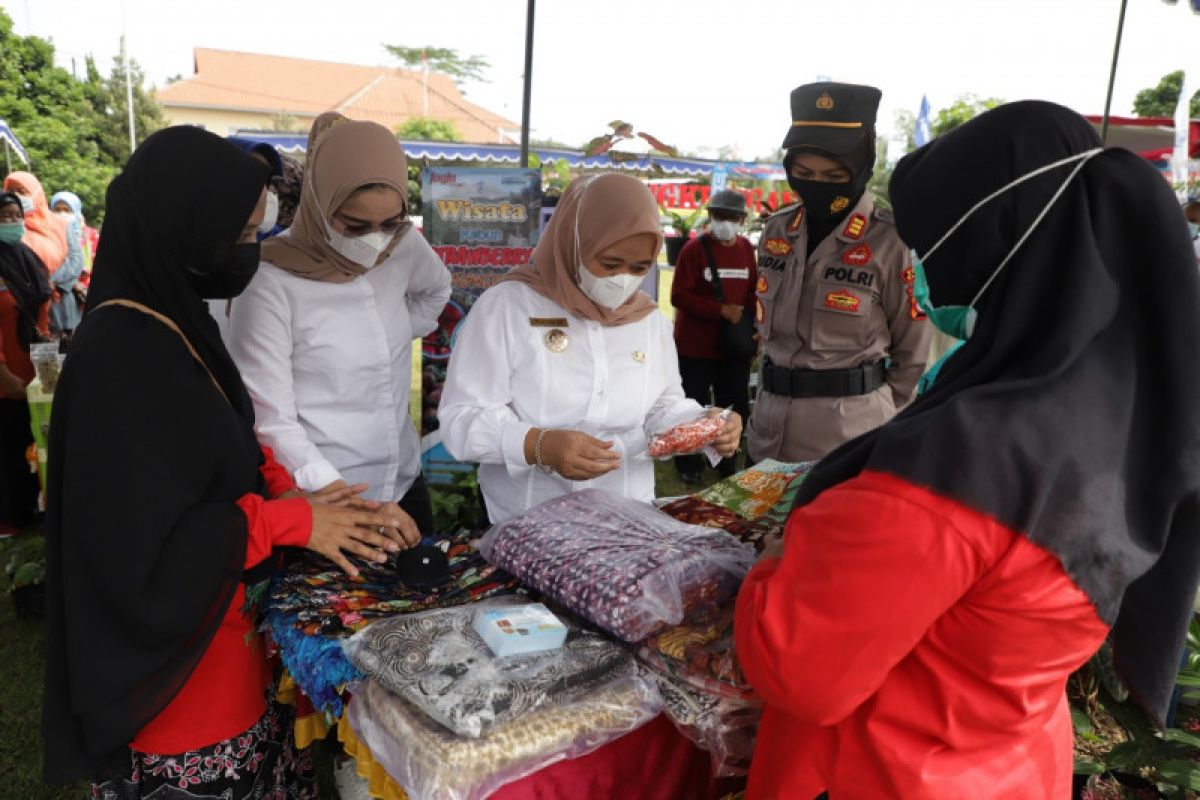 Bupati Sleman membuka pameran UMKM "Cangkringan Bangkit"