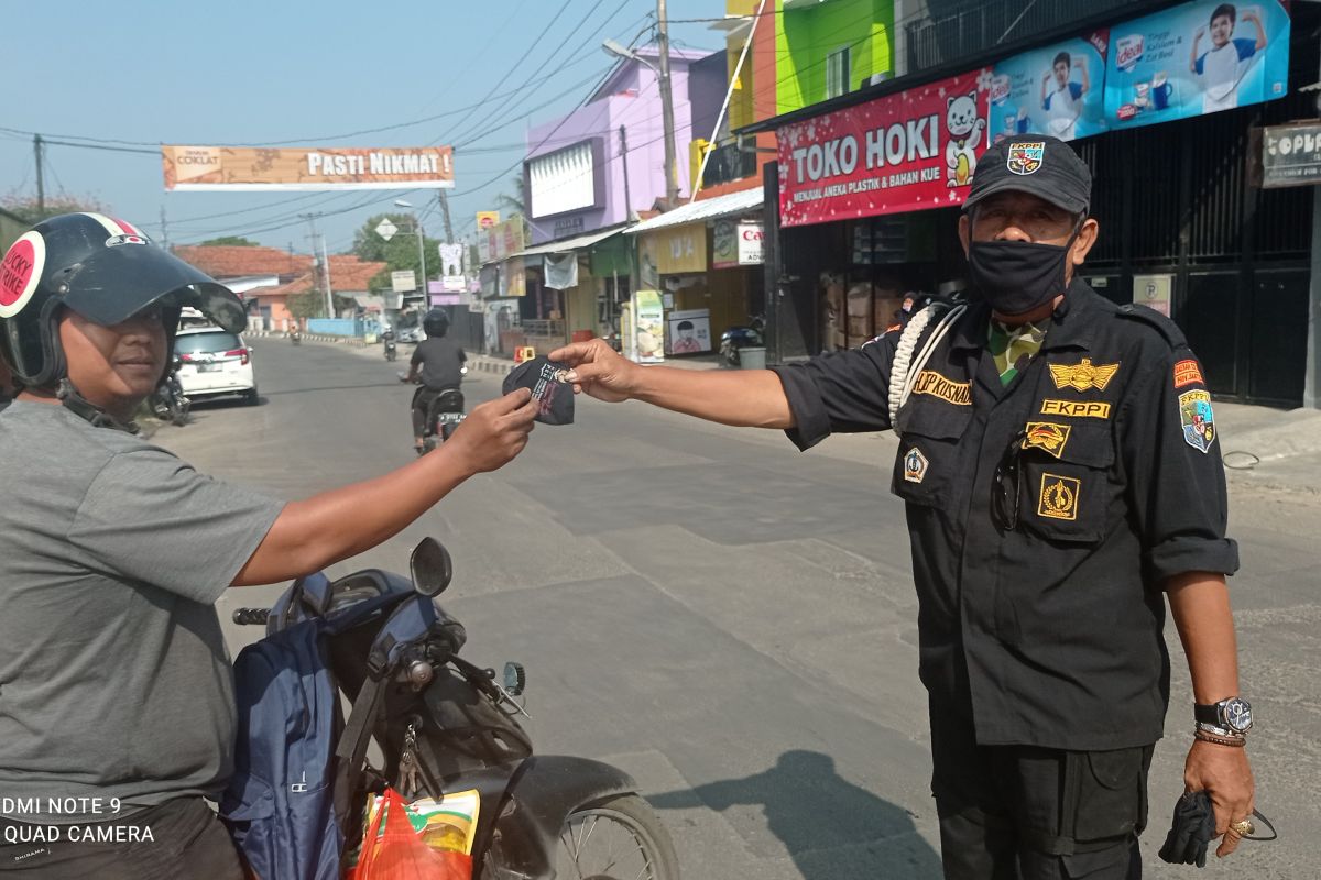 FKPPI Lebak bagikan masker pada warga guna kendalikan COVID-19