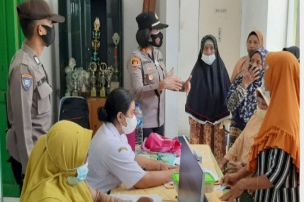 Kapolres monitor vaksinasi lansia di Tebing Syahbandar