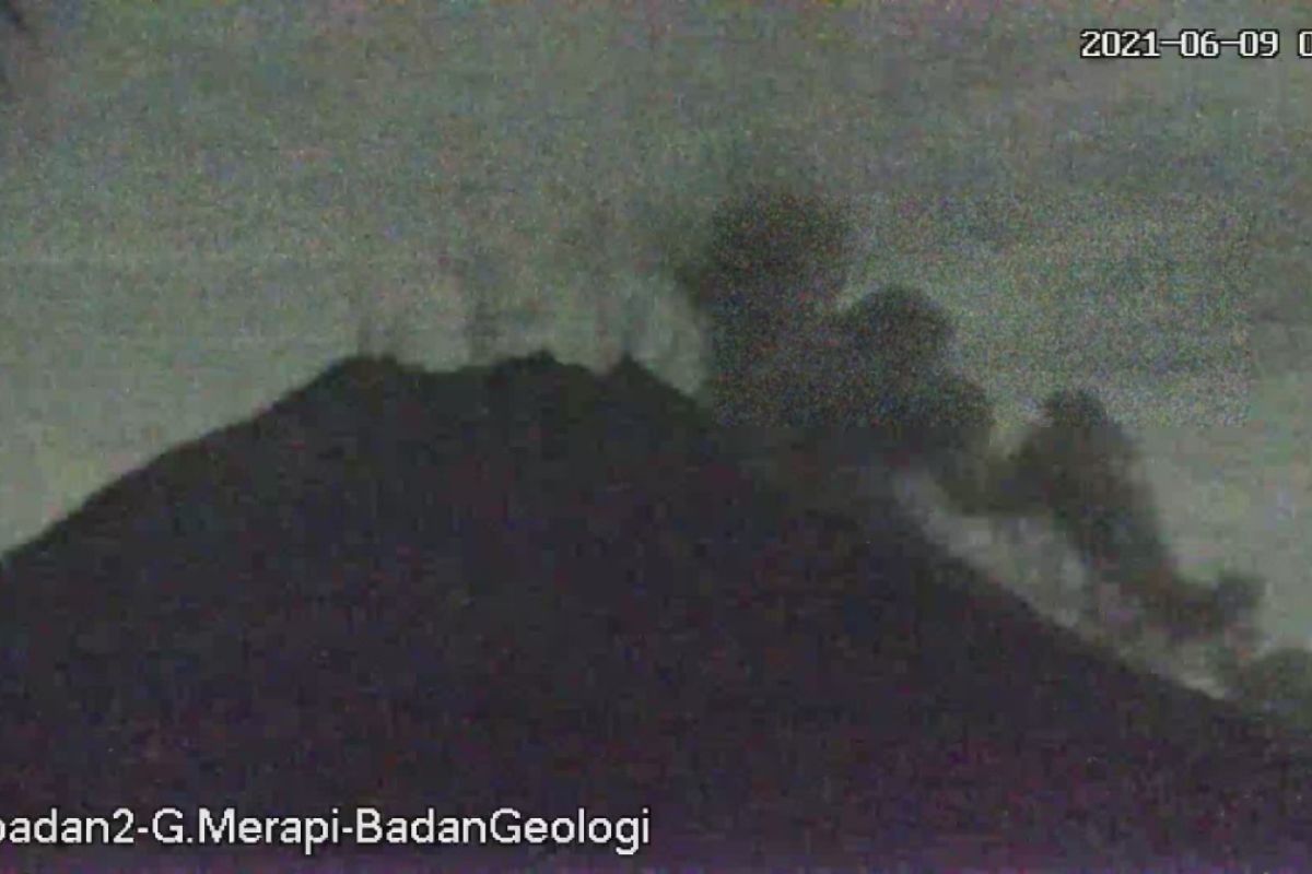 Tiga awan panas guguran meluncur dari Gunung Merapi hingga 1,6 km