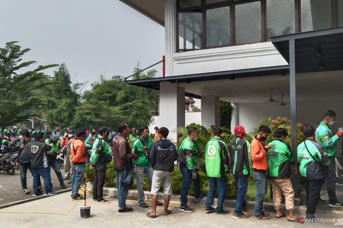 Satpol PP-Kepolisian bubarkan kerumunan ojek daring di gerai McD