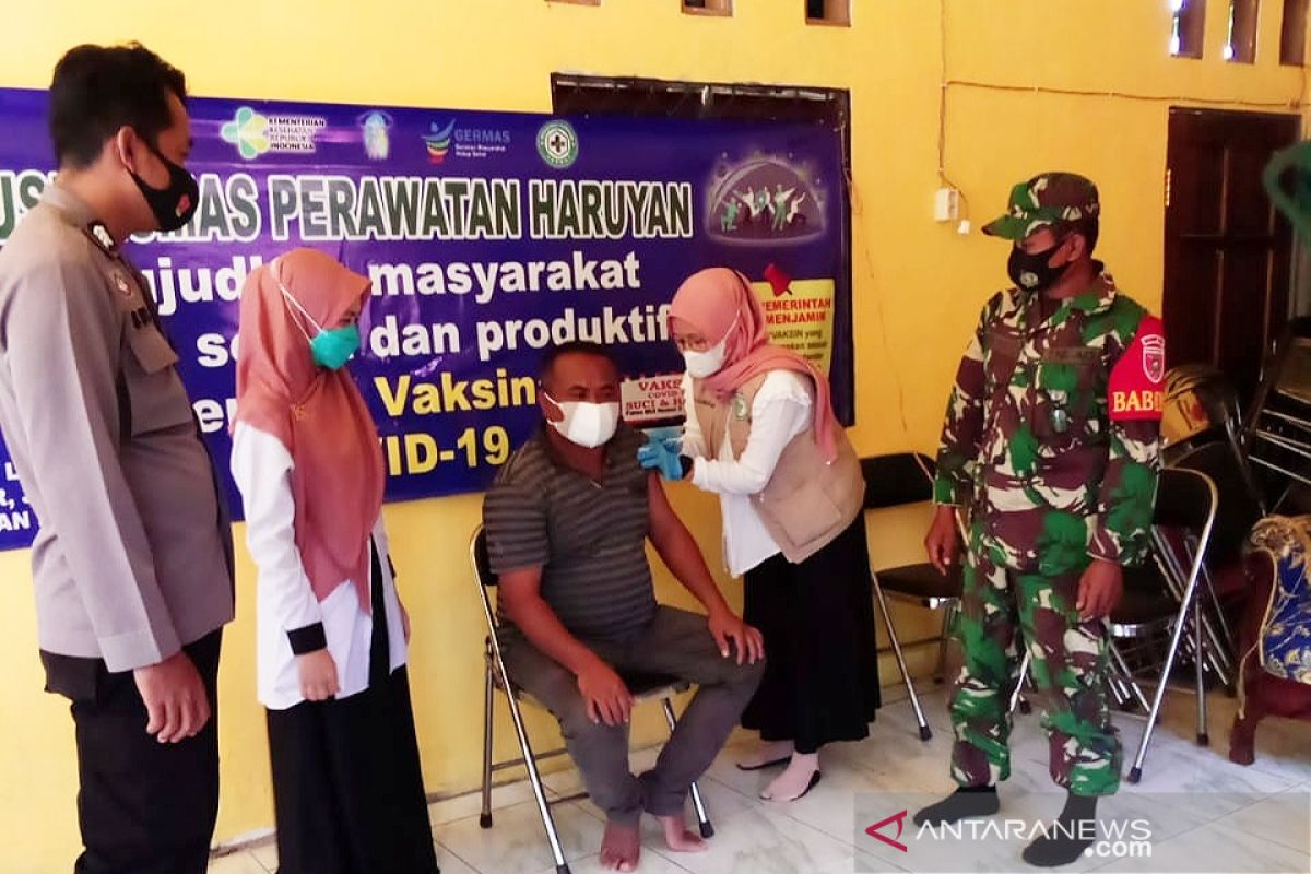 41 orang kakek-nenek di Desa Lok Buntar disuntik vaksin