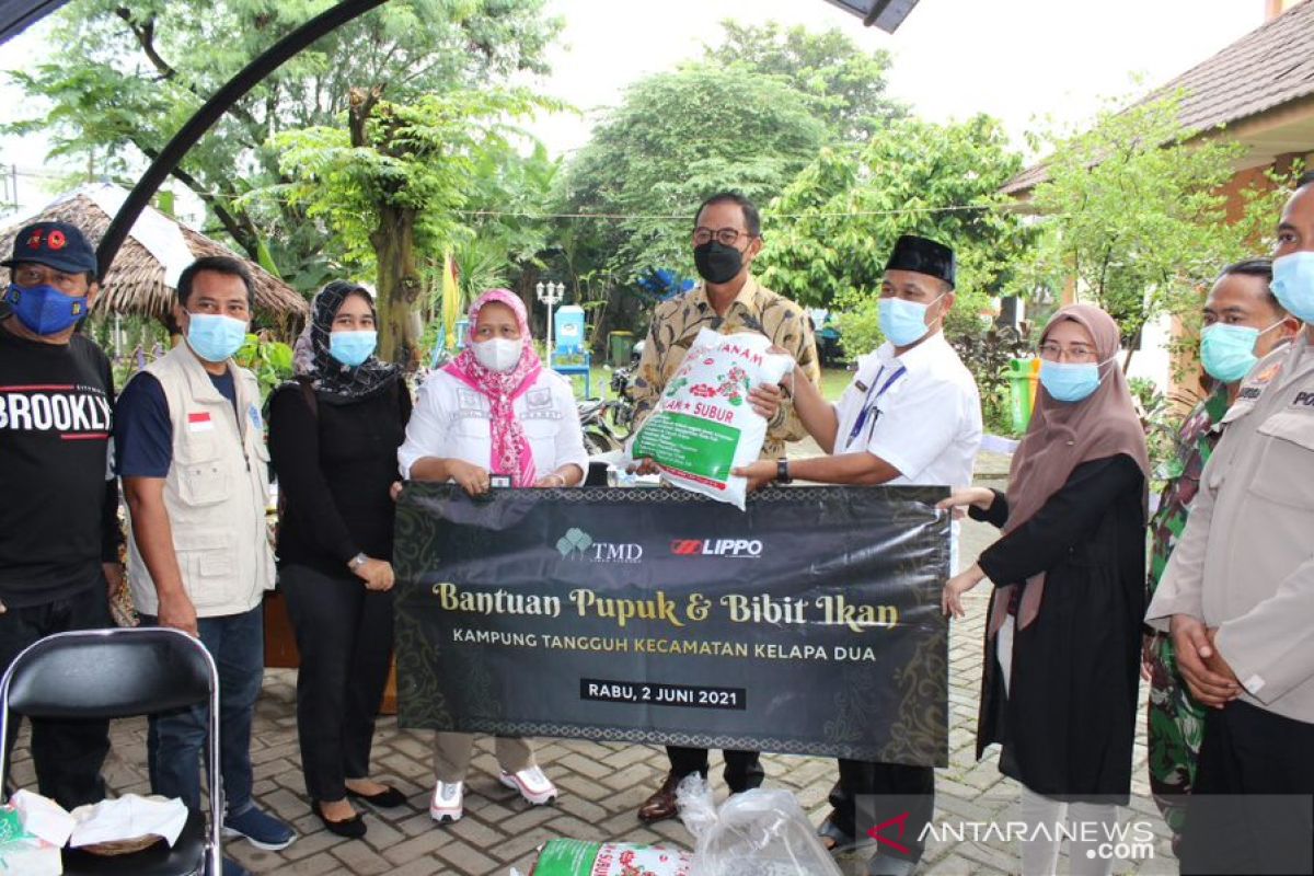 Lippo karawaci serahkan bantuan enam ribu lele ke warga Kelapa Dua