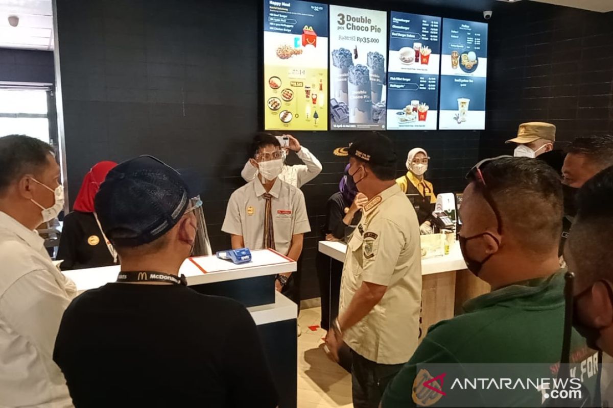 Langgar prokes, gerai McDonald's Jambi disegel Satpol PP