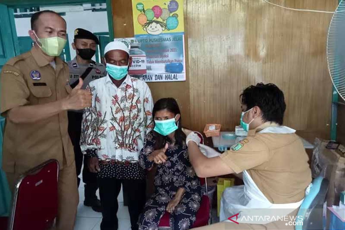 Pemberian vaksin bagi masyarakat di Sukamara mampu melebihi target