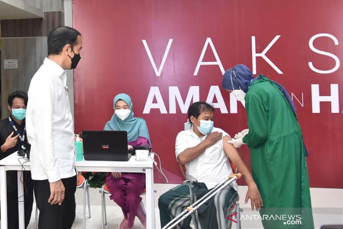 Presiden tinjau pelaksanaan vaksinasi massal di RSUI Depok