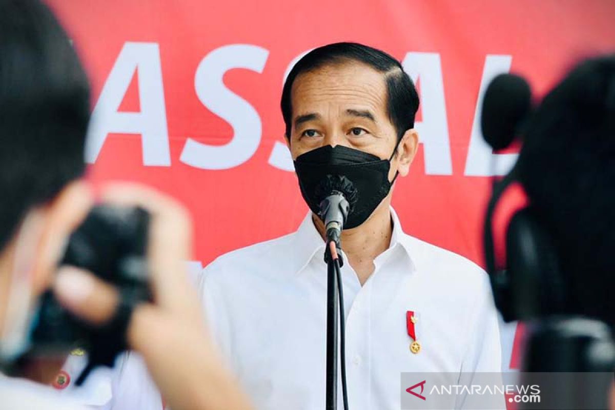 Presiden Jokowi tinjau pelaksanaan vaksinasi massal untuk pelajar di Banten