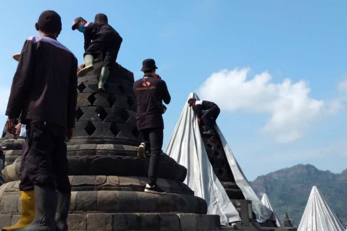 BKB buka penutup stupa Candi Borobudur