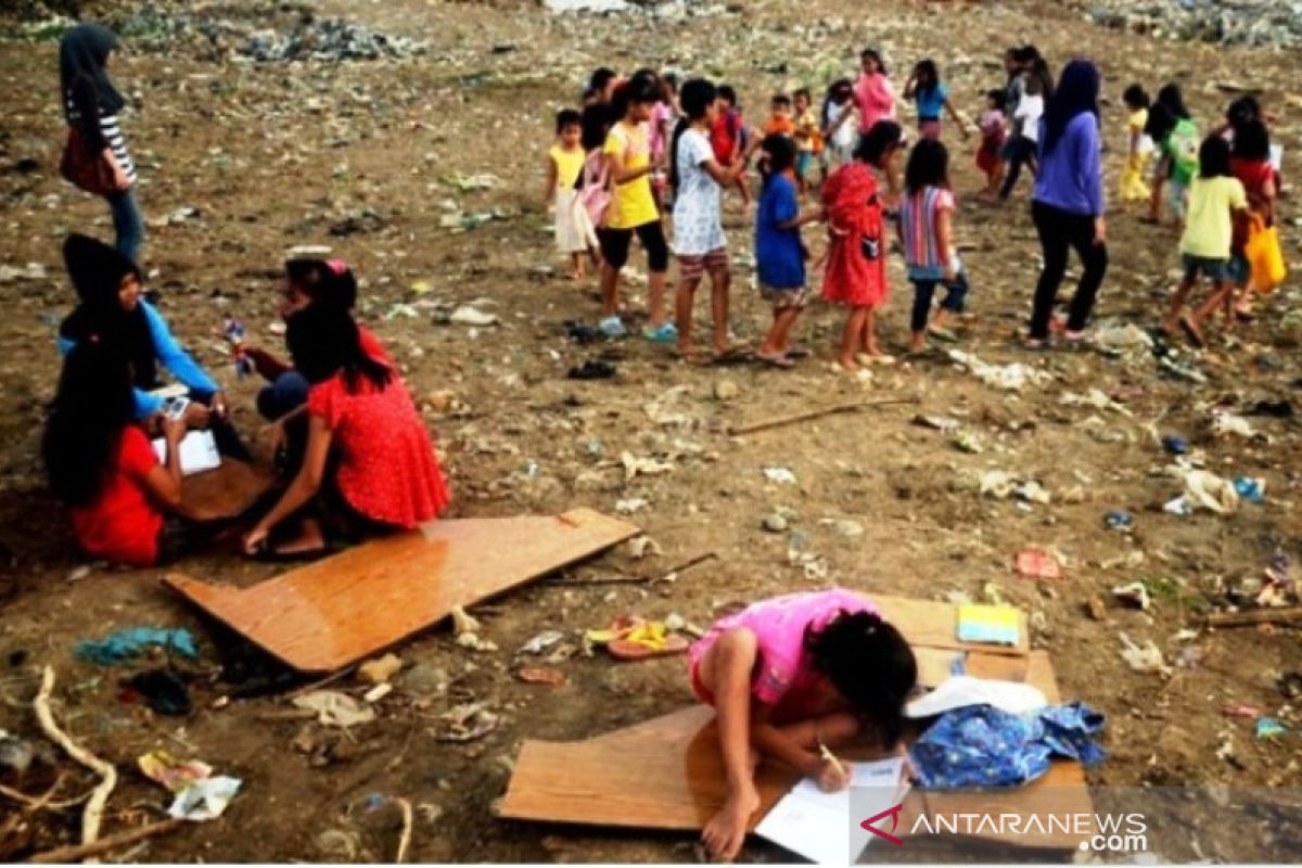 "Sekolah Kolong" untuk anak pemulung di Bukittinggi