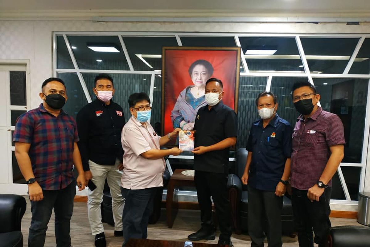 KPU Manado serahkan buku kepada  Wawali Kota Manado