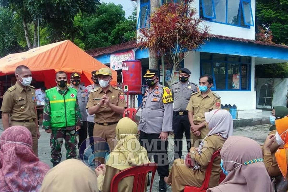 Bupati Lampung Barat hadiri vaksinasi siswa SMA