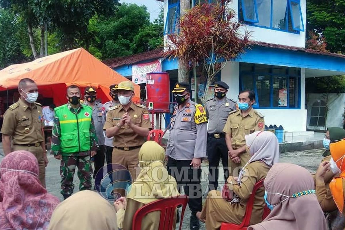 Bupati Lampung Barat tinjau "lapak" vaksinasi COVID-19