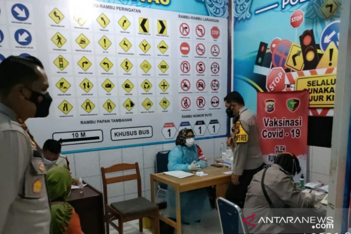 Polres Dumai vaksin COVID-19 pemohon dan perpanjang SIM