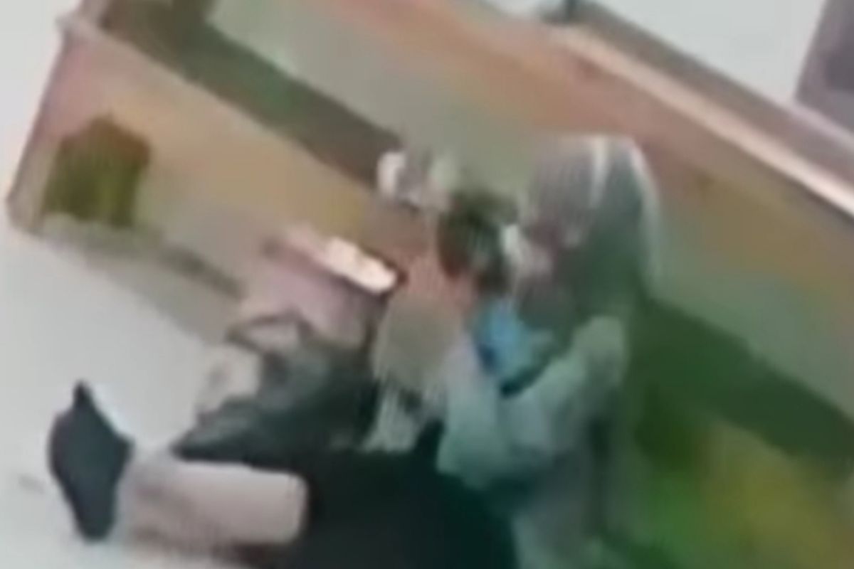 Seorang perempuan lakukan aksi pencurian di masjid terekam CCTV