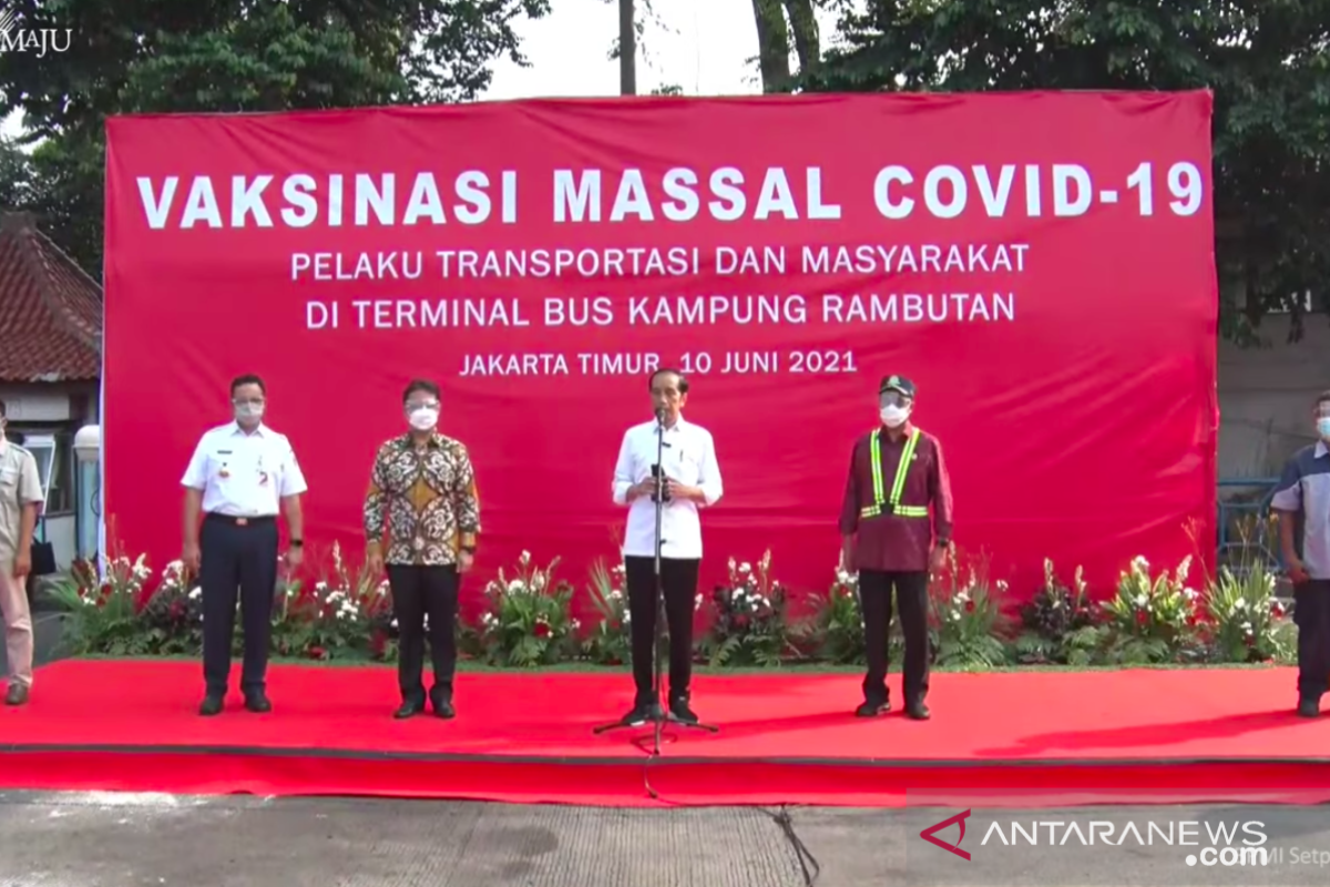 Jokowi witnesses vaccination drive for bus drivers at Kampung Rambutan