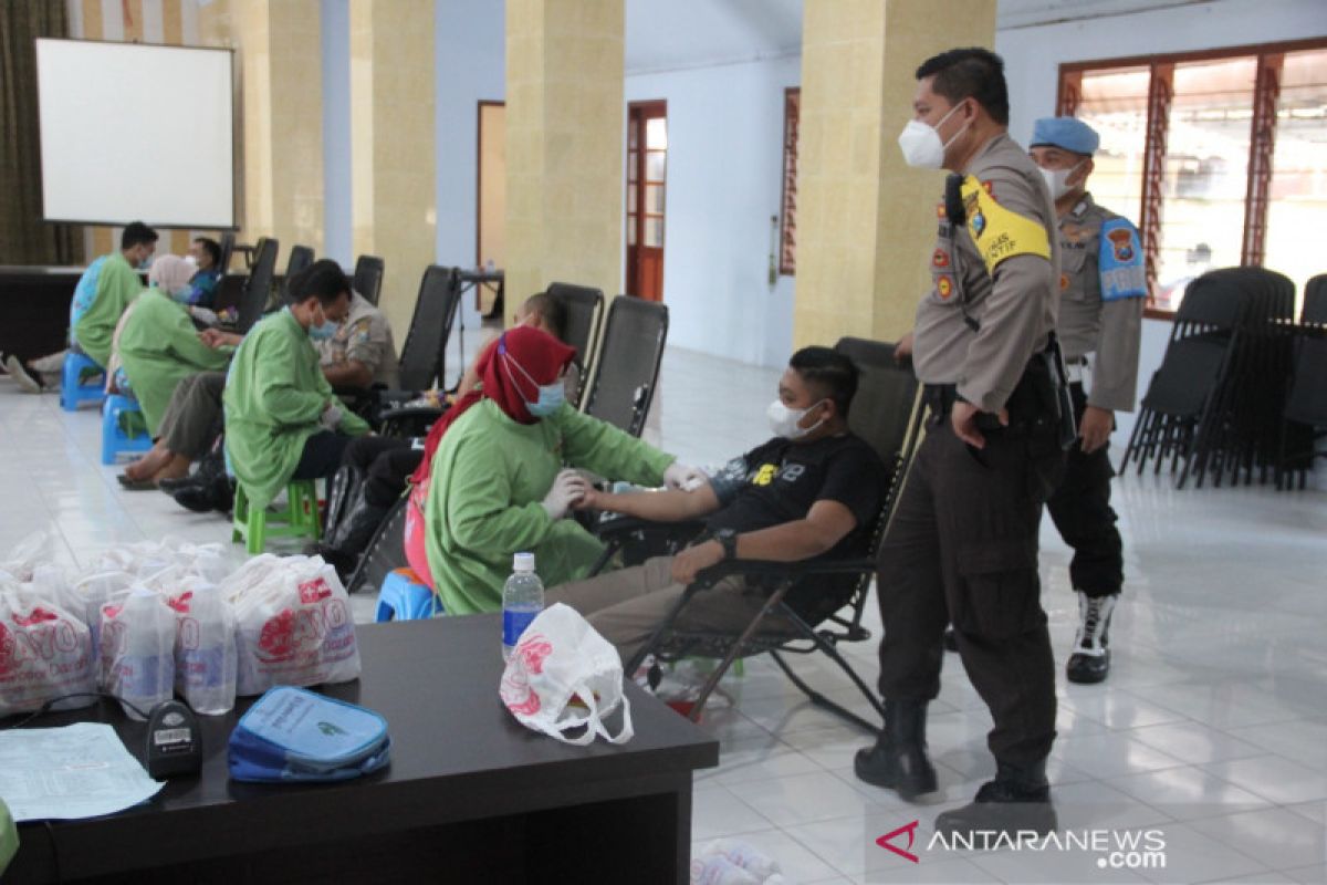 Hari Bhayangkara, personel Polres Jember sumbang stok darah PMI