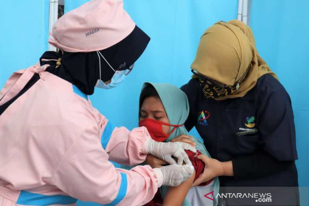 Penyandang disabilitas Balai Besar Kartini disuntik  vaksin COVID-19