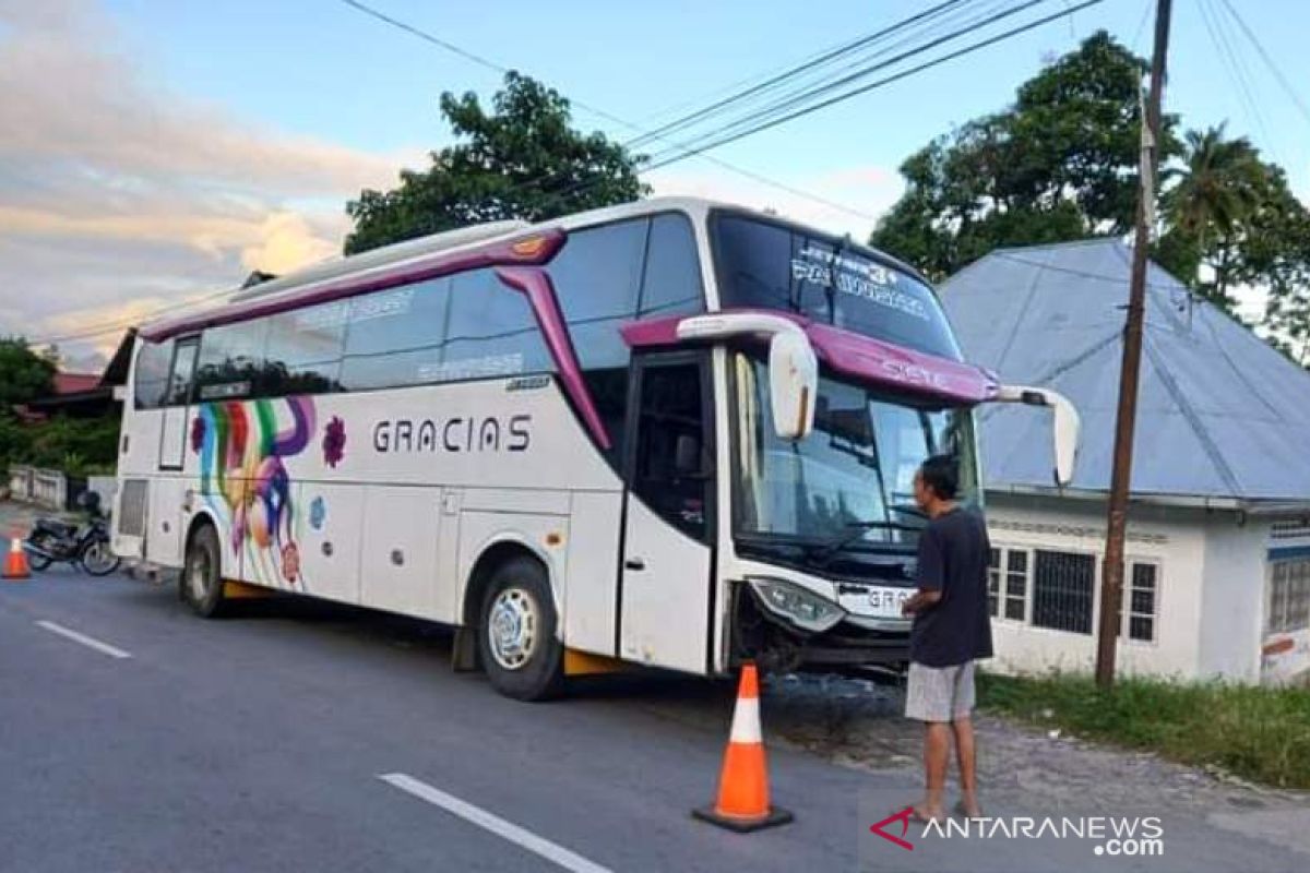 Evakuasi bus pariwisata tersangkut di Kelok 44 sampai 16 jam