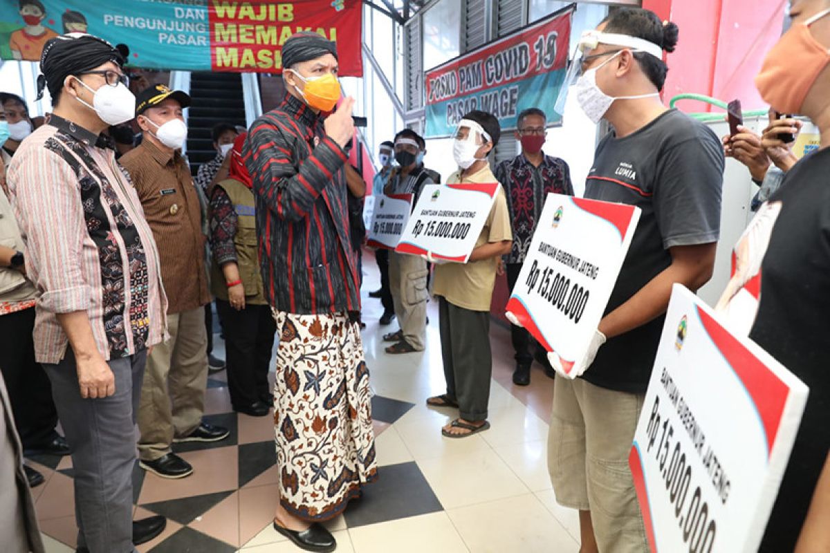 Gubernur Jateng serahkan bantuan modal untuk pedagang Pasar Wage Purwokerto