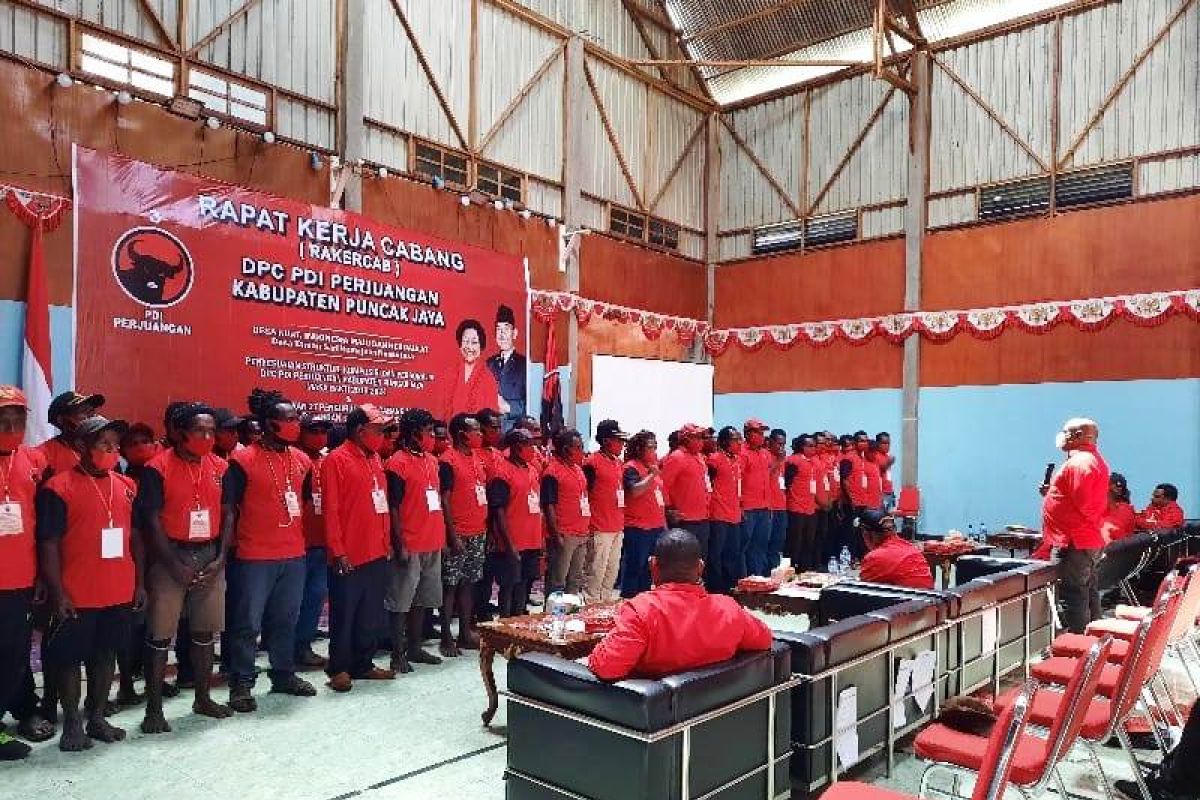 DPD PDIP Papua lantik 27 pengurus anak cabang di Kabupaten Puncak Jaya
