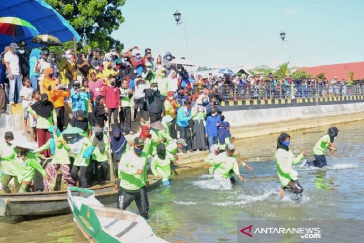 Peringati hari lingkingan, Pemkot Kendari gelar lomba pungut sampah di laut