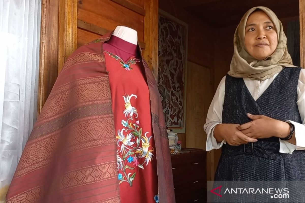 Studio ini berupaya menghidupkan kembali kain klasik langka Minangkabau (Video)