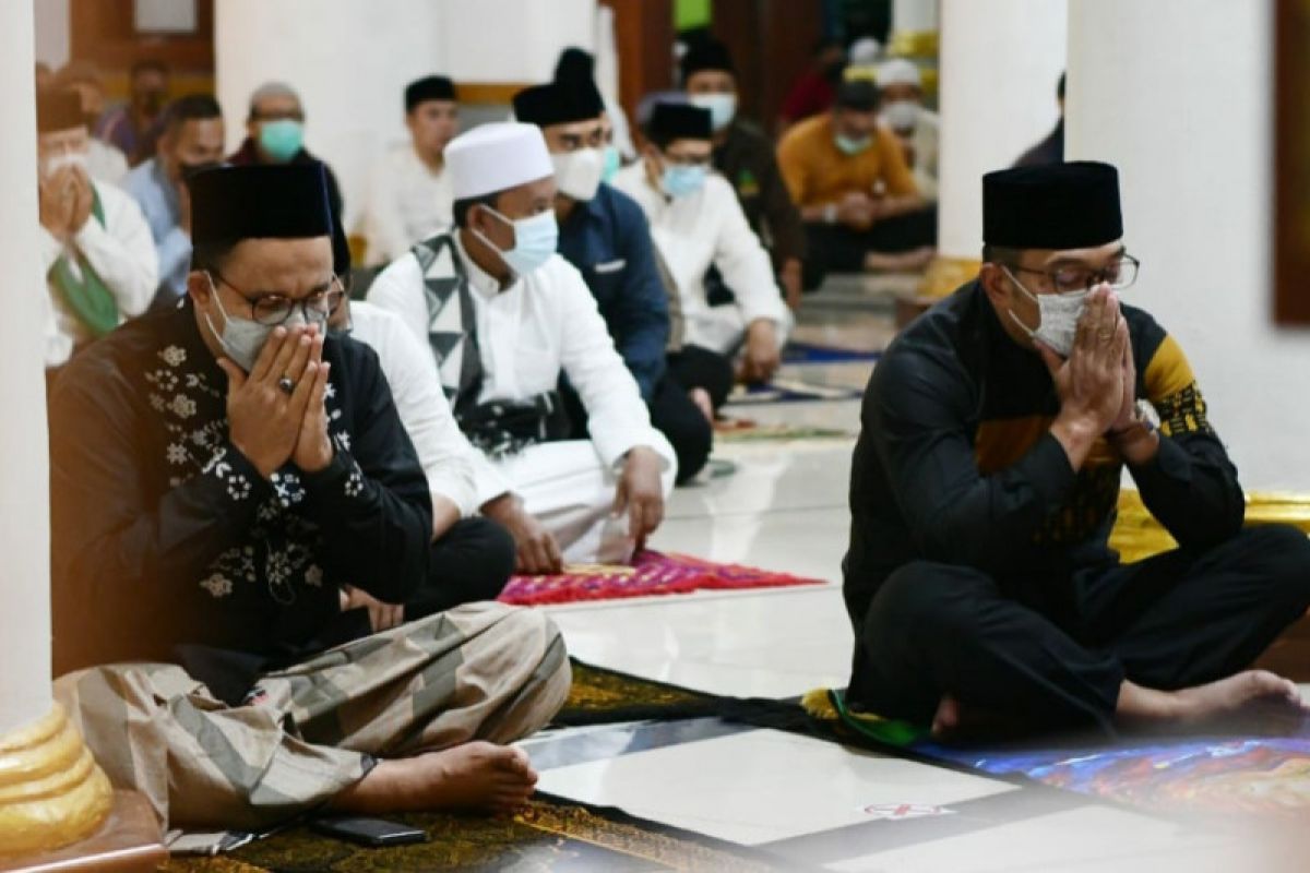 Ridwan Kamil dan Anies Baswedan shalat subuh berjamaah di Sumedang