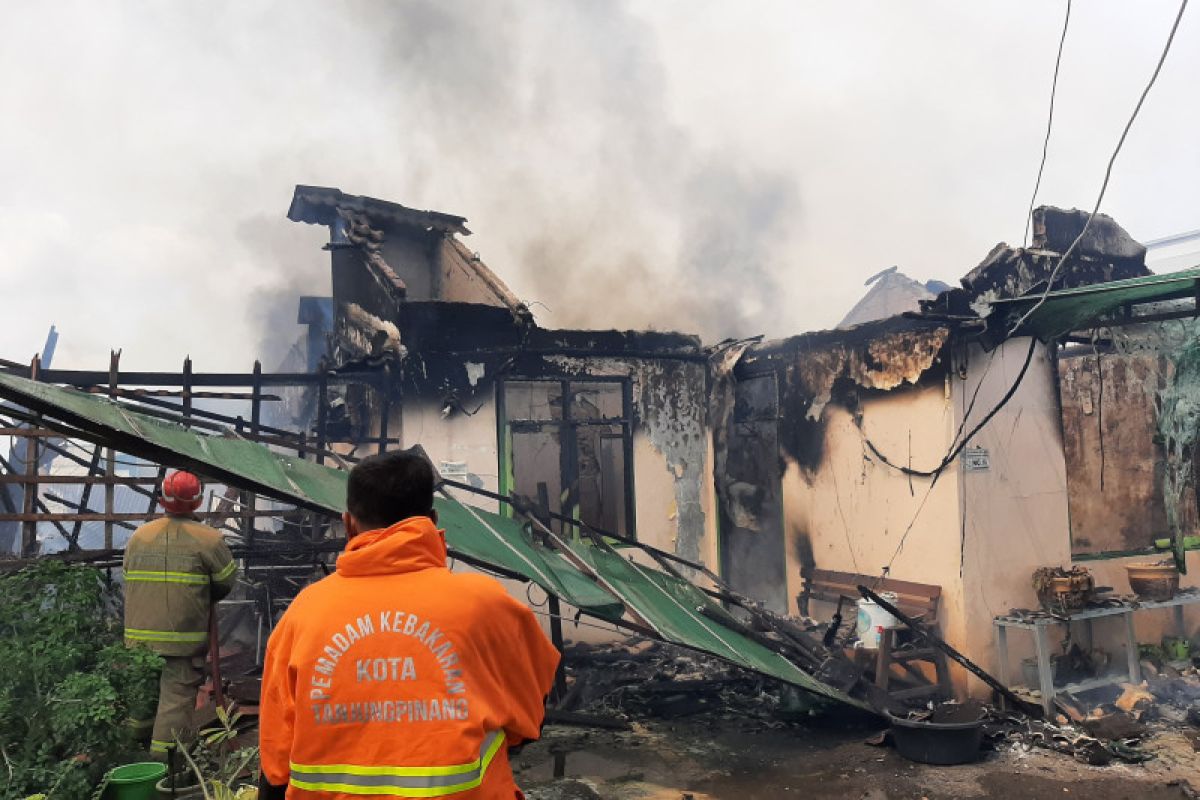 Rumah dipinggir jalan Tanjungpinang ludes terbakar