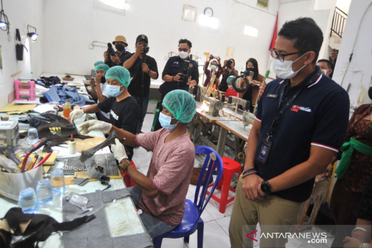 Menparekraf Sandiaga pastikan kebijakan bagi pelaku usaha parekraf tepat sasaran (video)