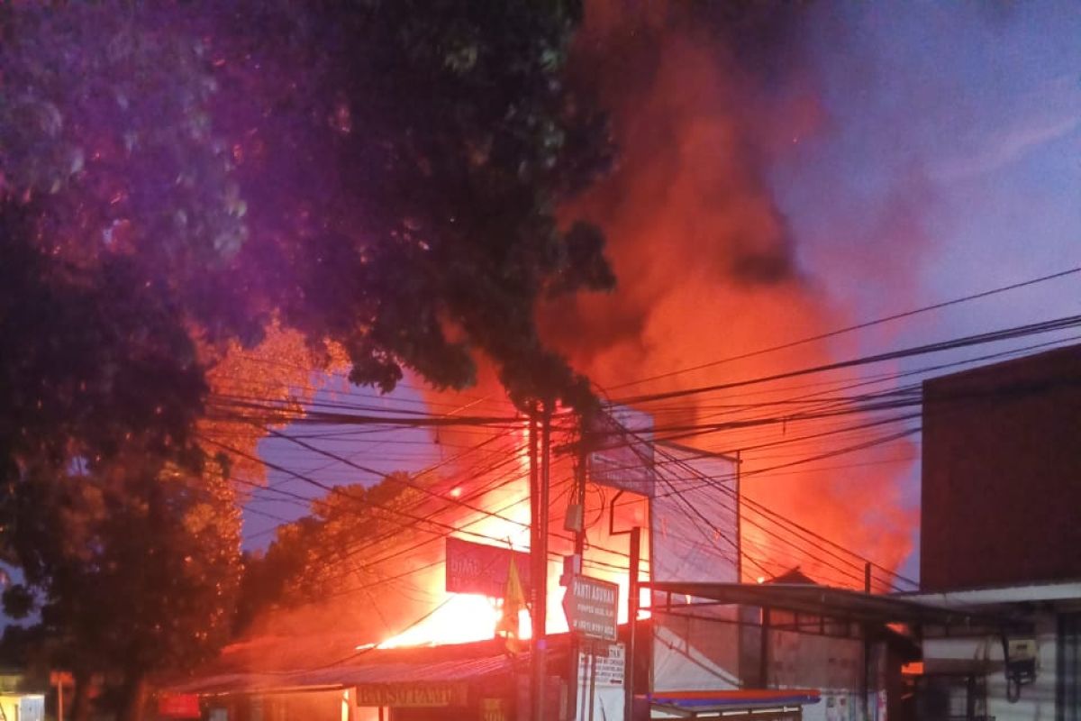 Tiga kios di Cipayung terbakar