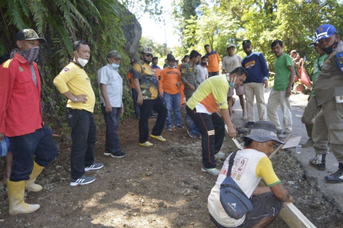 Gotong royong cor bahu jalan Provinsi Marancar - Sipenggeng hingga tengah malam