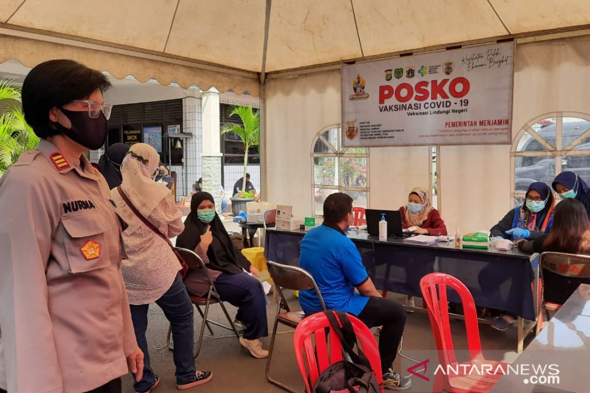 Warga Pasar Minggu Jaksel jalani vaksinasi COVID-19