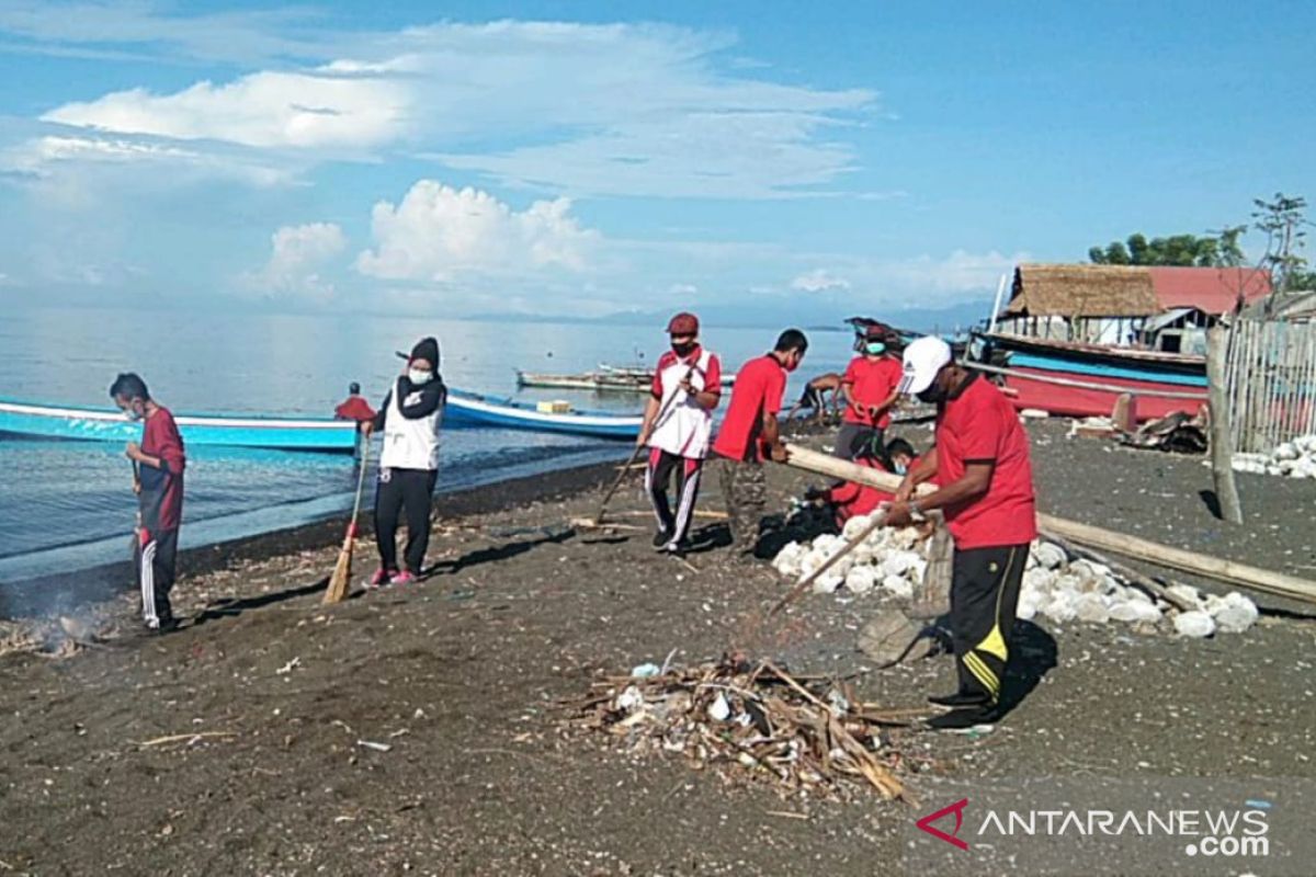 Warga Minahasa Tenggara bersihkan sampah di kawasan pesisir pantai