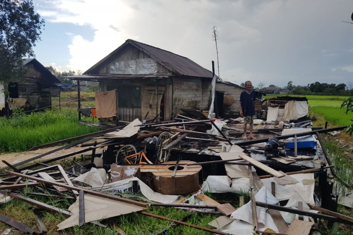 Puluhan rumah di Martapura Barat rusak diterjang puting beliung