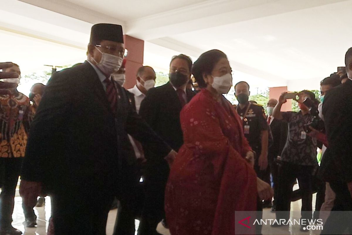 Menhan Prabowo mendampingi Megawati ke sidang pengukuhan gelar profesor