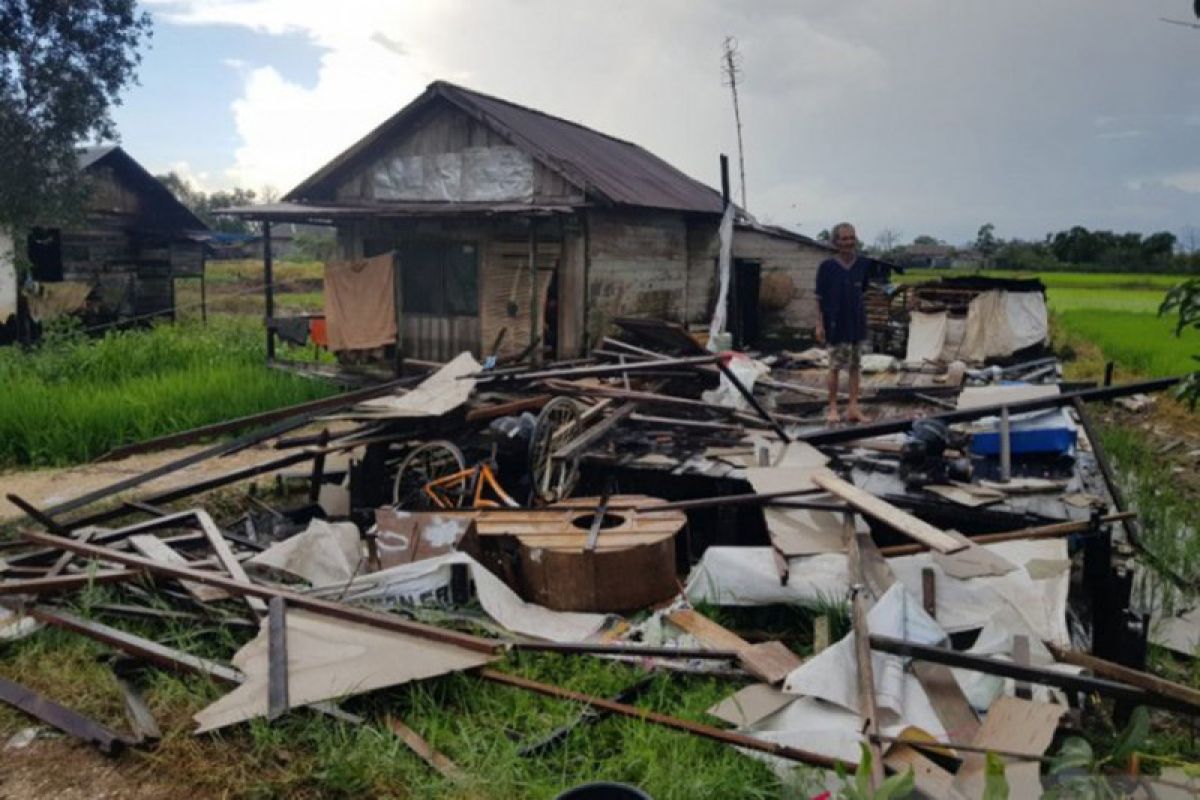 Tornado damages houses in Martapura Barat