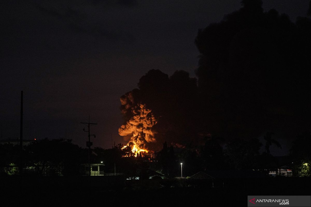 Satu tangki Kilang Cilacap yang terbakar berisi produk Pertalite