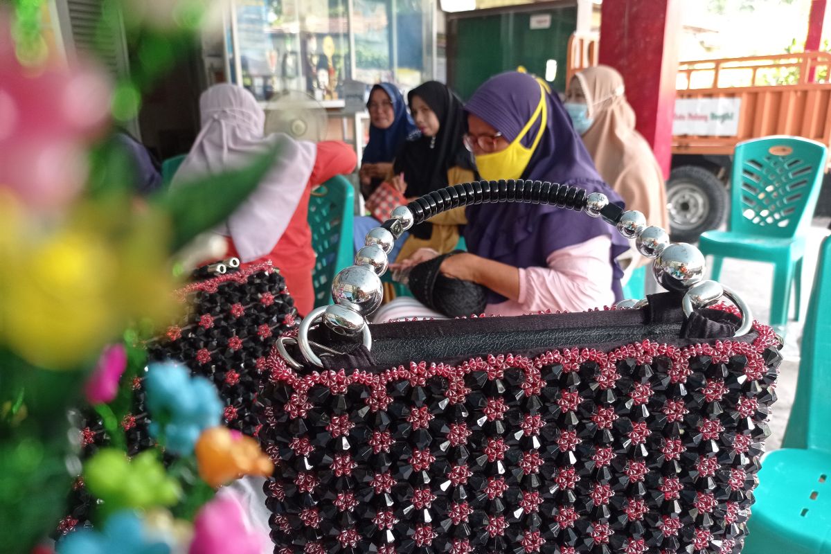 Tas rajut karya ibu kampung KB Berok tembus pasar Australia