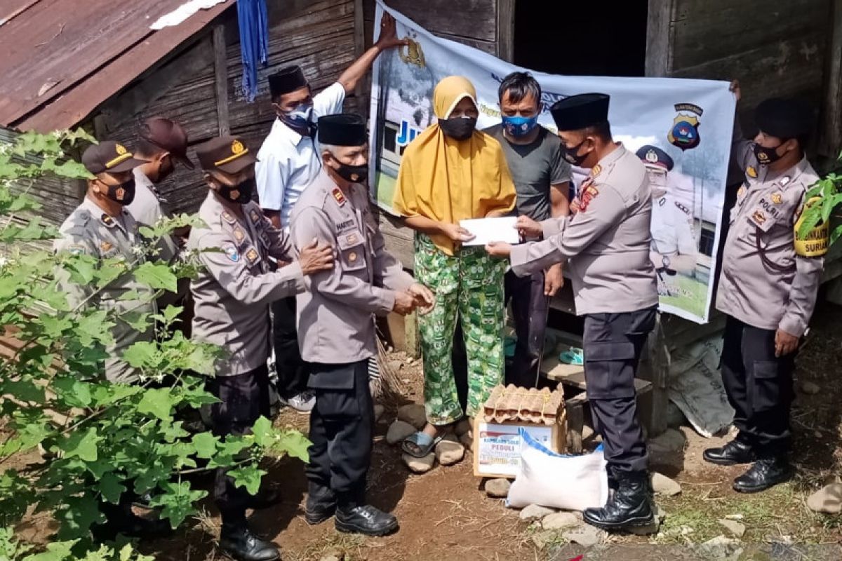 Polres Solok Arosuka bantu masyarakat terdampak pandemi COVID-19