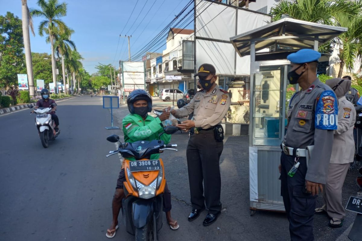 Jumat barokah, Polsek Mataram berbagi nasi bungkus